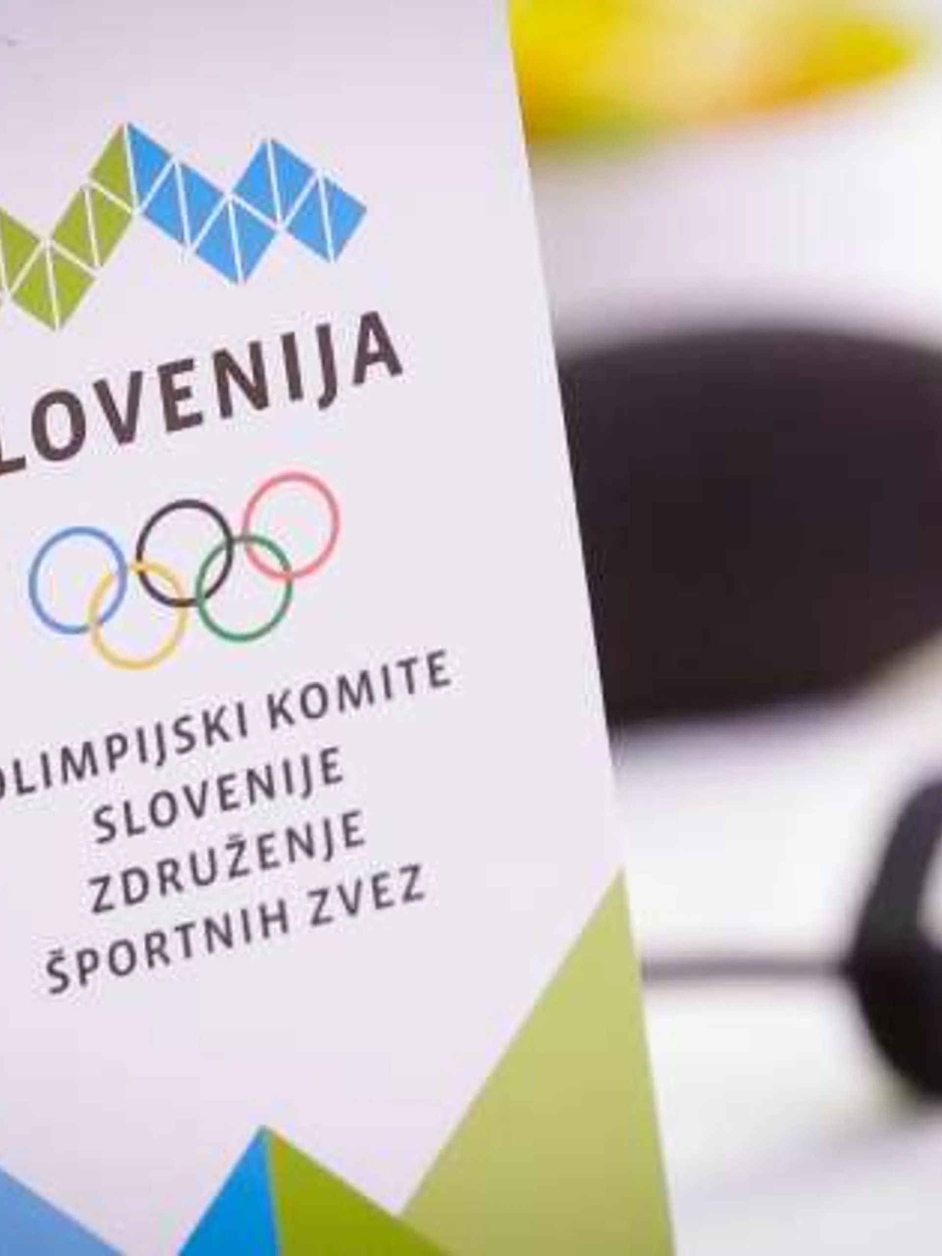 Plakat z napisom Slovenija, Olimpijski komite Slovenije - Združenje športnih zvez, logotipom Olimpijskega komiteja Slovenije in olimpijskimi krogi.