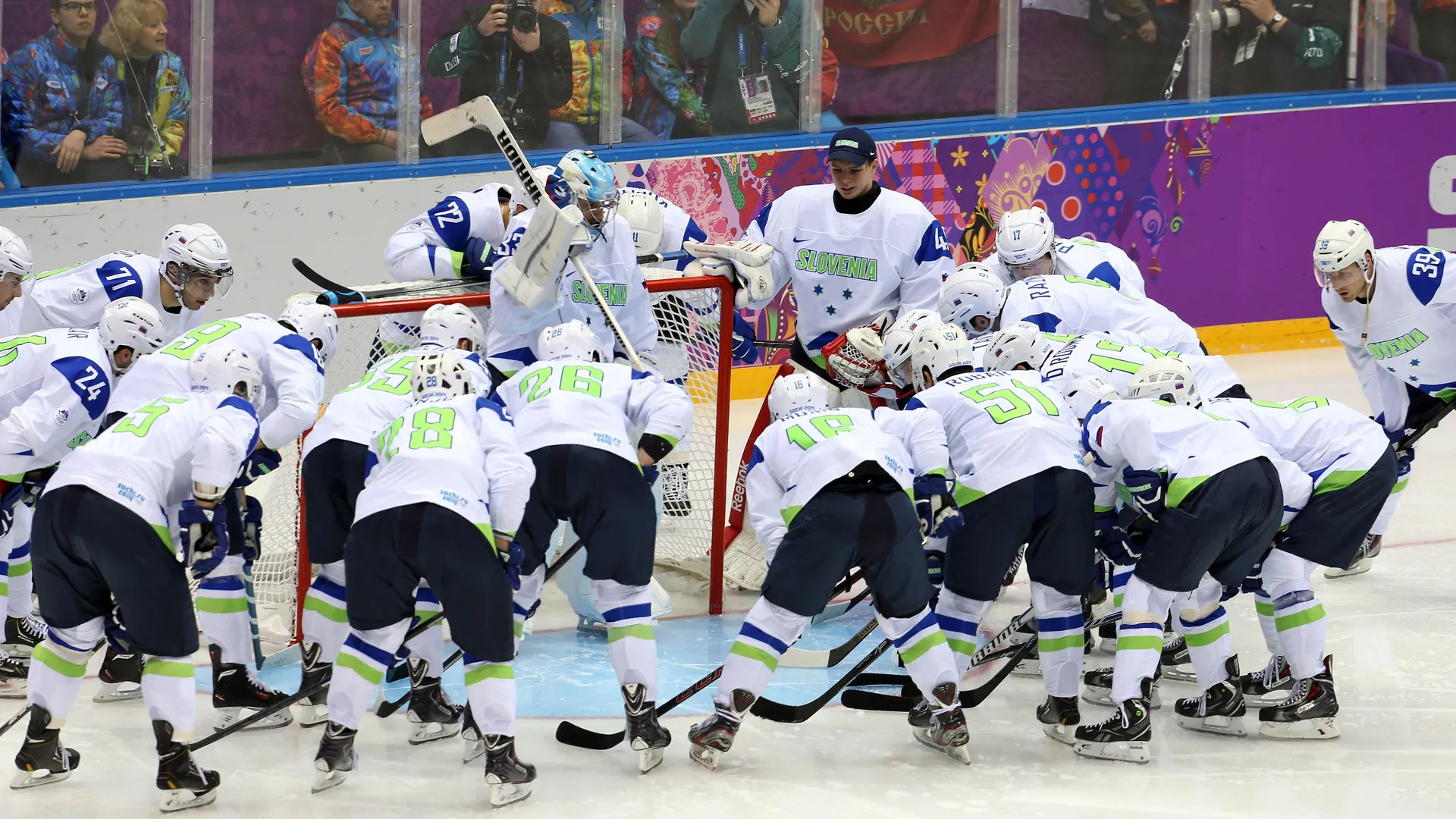 Slovenska hokejska reprezentanca v krogu pred tekmo na olimpijskih igrah v Sočiju 2014