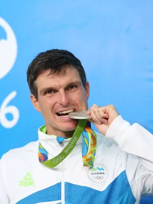 Peter Kauzer s svojo srebrno kolajno