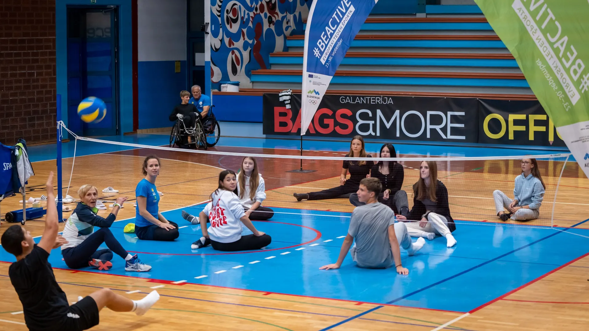 Otroci z invalidnostjo igrajo odbojko