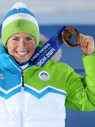 Vesna Fabijan s svojo bronasto kolajno na olimpijskih igrah v Sočiju 2014