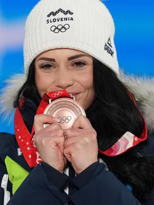 Gloria Kotnik s svojo bronasto kolajno na olimpijskih igrah v Pekingu 2022