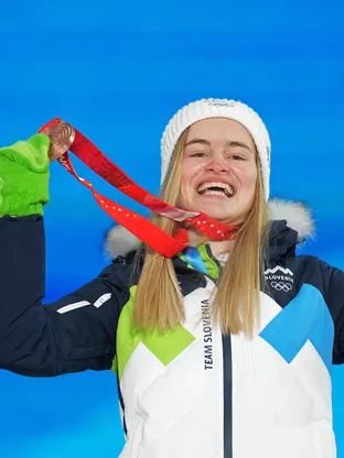 Nika Križnar s svojo bronasto kolajno na olimpijskih igrah v Pekingu 2022