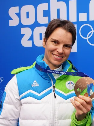 Teja Gregorin s svojo medaljo na olimpijskih igrah v Sočiju 2014