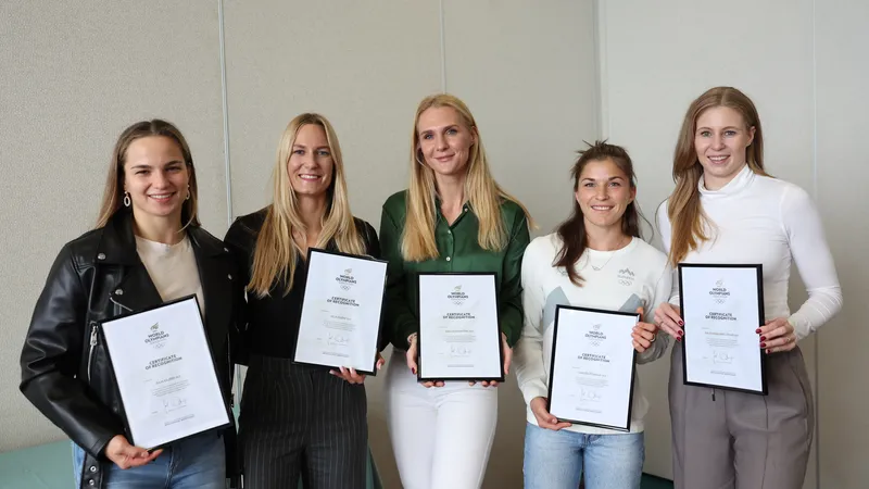 Pet žensk drži certifikate z napisom "Certificate of Recognition" in se nasmehnejo.