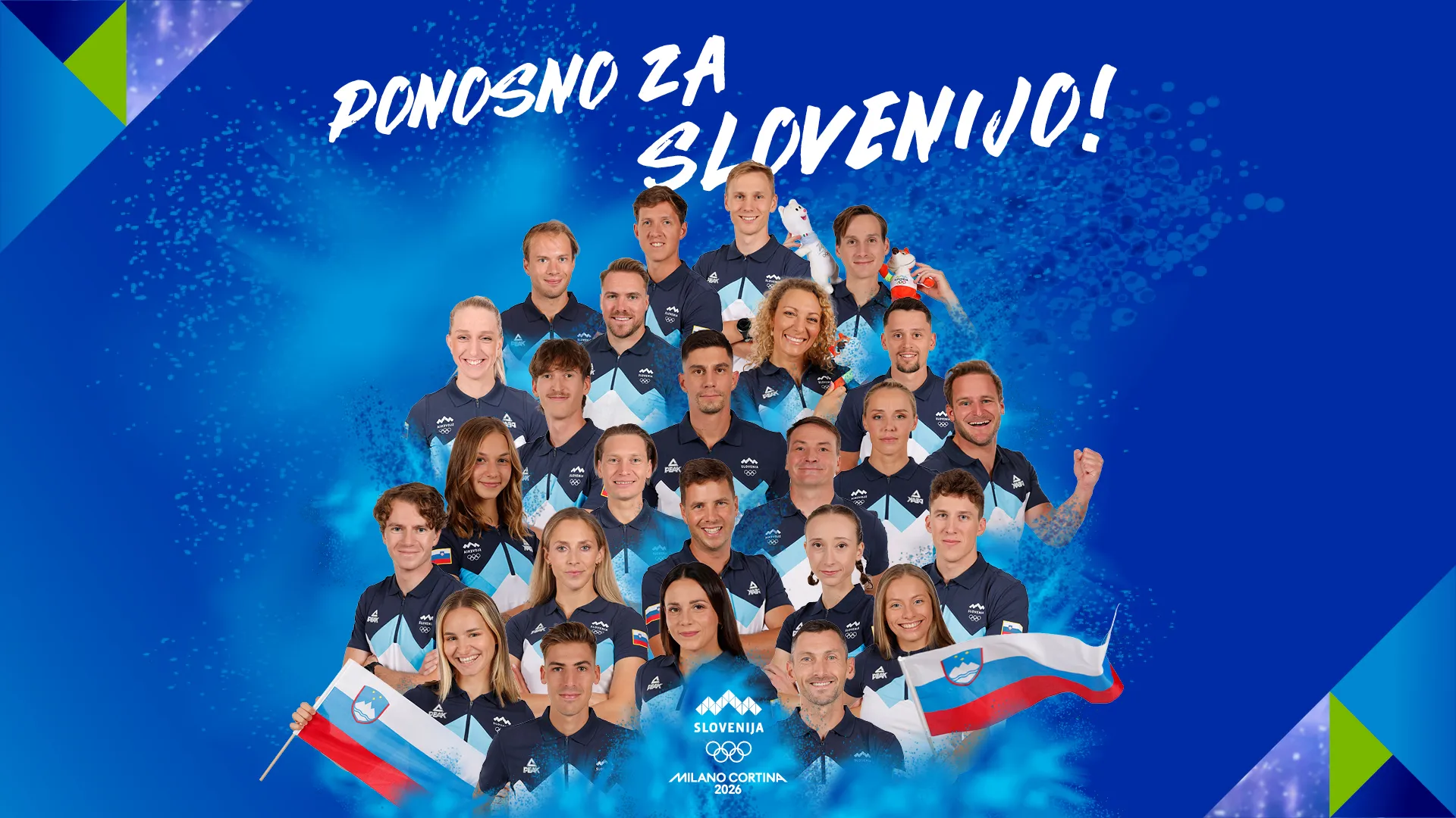 Ponosno za Slovenijo! Skupinska slika športnikov v modrih majicah, nekateri držijo slovensko zastavo.