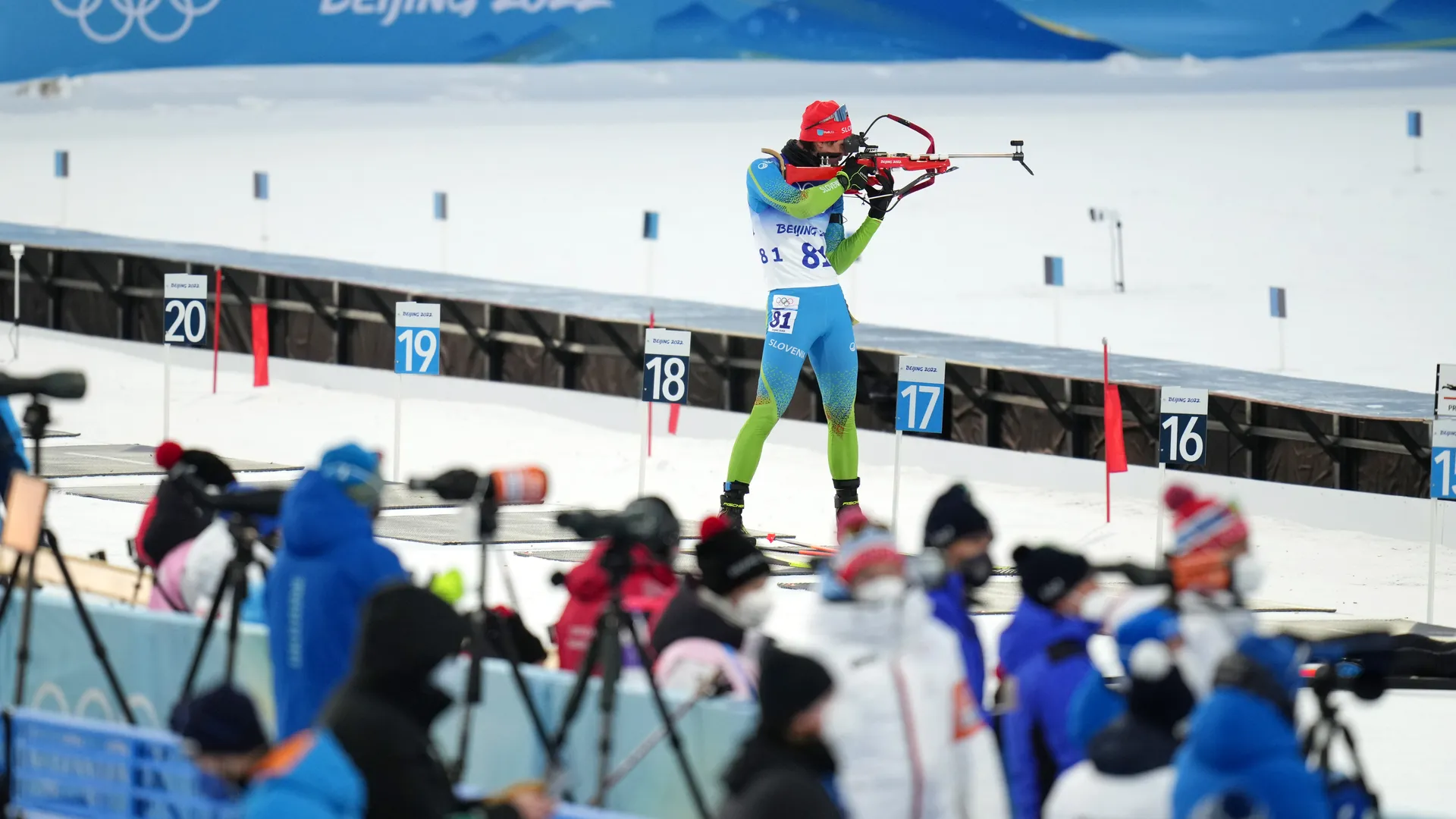 Slovenski tekmovalec nastopa v biatlonu in strelja