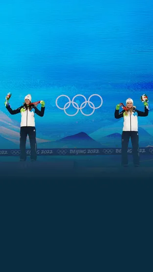 Urša Bogataj in Nika Križnar na podelitvi medalj na zimskih olimpijskih igrah Peking 2022
