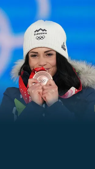 Glorija Kotnik s svojo bronasto medaljo na zimskih olimpijskih igrah Peking 2022.