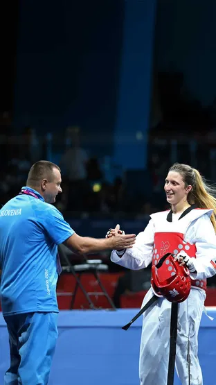 Tekmovalka v taekwondoju (WTF) na olimpijskih igrah v Londonu 2012, Franka Anić, se rokuje s trenerjem.