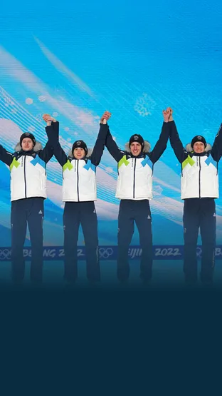 Slovenska ekipa v smučarskih skokih – Peter Prevc, Timi Zajc, Cene Prevc in Lovro Kos – na ekipni tekmi na veliki skakalnici.