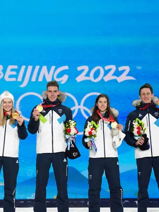 Nika Križnar, Timi Zajc, Urša Bogataj, Peter Prevc  z zlatimi medaljami na olimpijskih igrah v Pekingu 2022