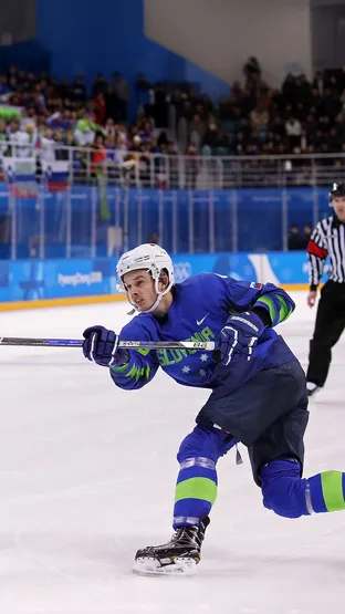 Slovenski hokejist strelja proti vratom med tekmo na olimpijskih igrah v Pjongčangu 2018