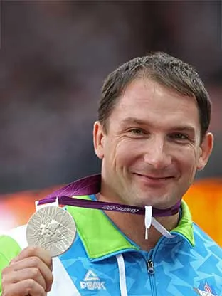 Primož Kozmus s svojo srebrno kolajno, London 2012